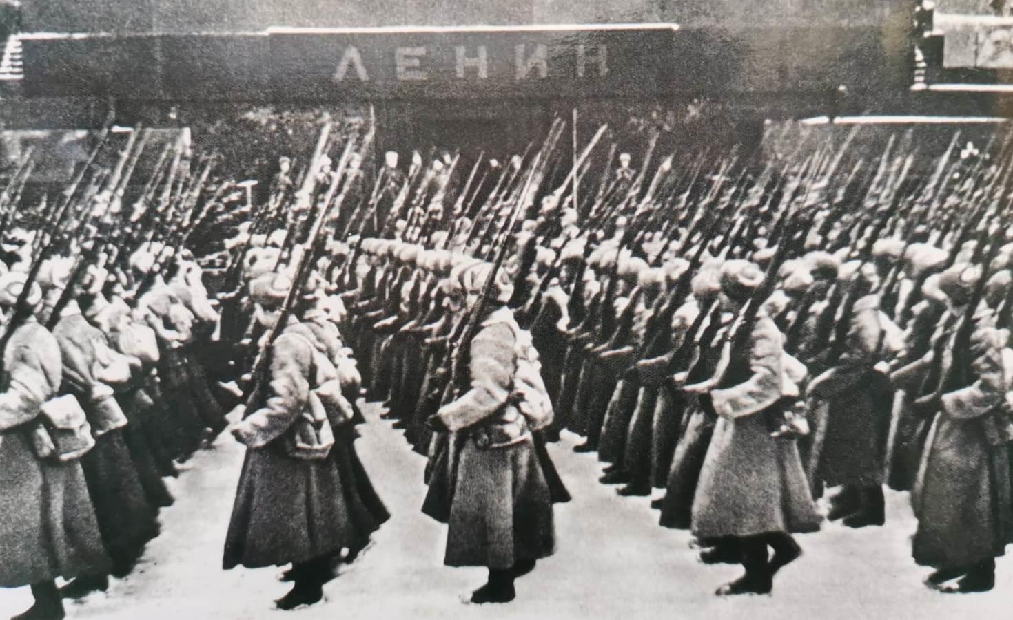 «От Красной площади шагали мы к Победе»