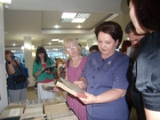 Выставку библиотеки посещает вицегубернатор Золина Г.Д.