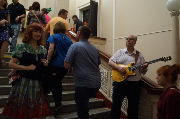 Музыкальный концерт на ступенях библиотеки