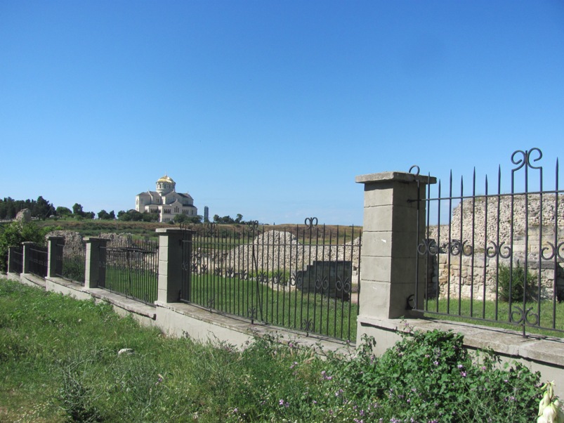 Вид на храм Владимира Крестителя.JPG